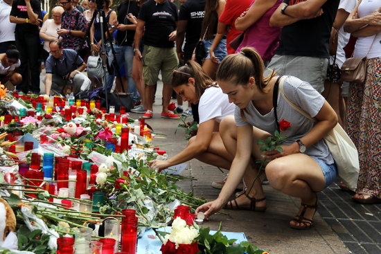 Two girls light candles at the Barcelona terror attack memorial on August 20 2017 (by Jordi Pujolar)
